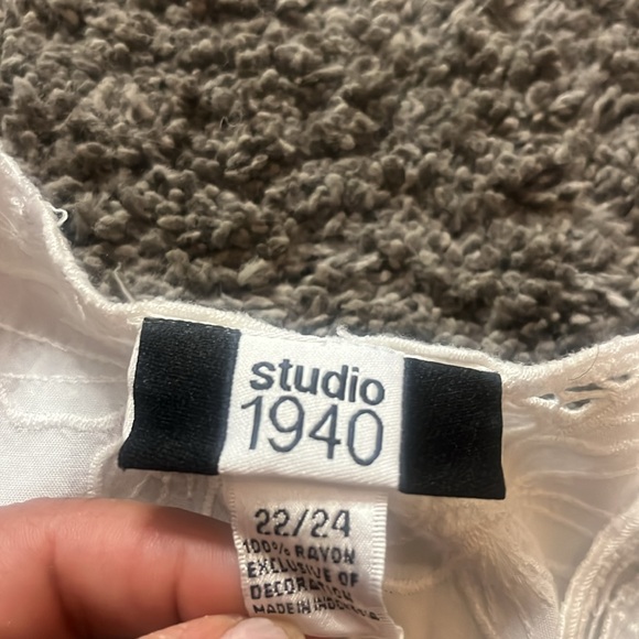 5/$10. Ladies Blouse 22/24 - Picture 4 of 4